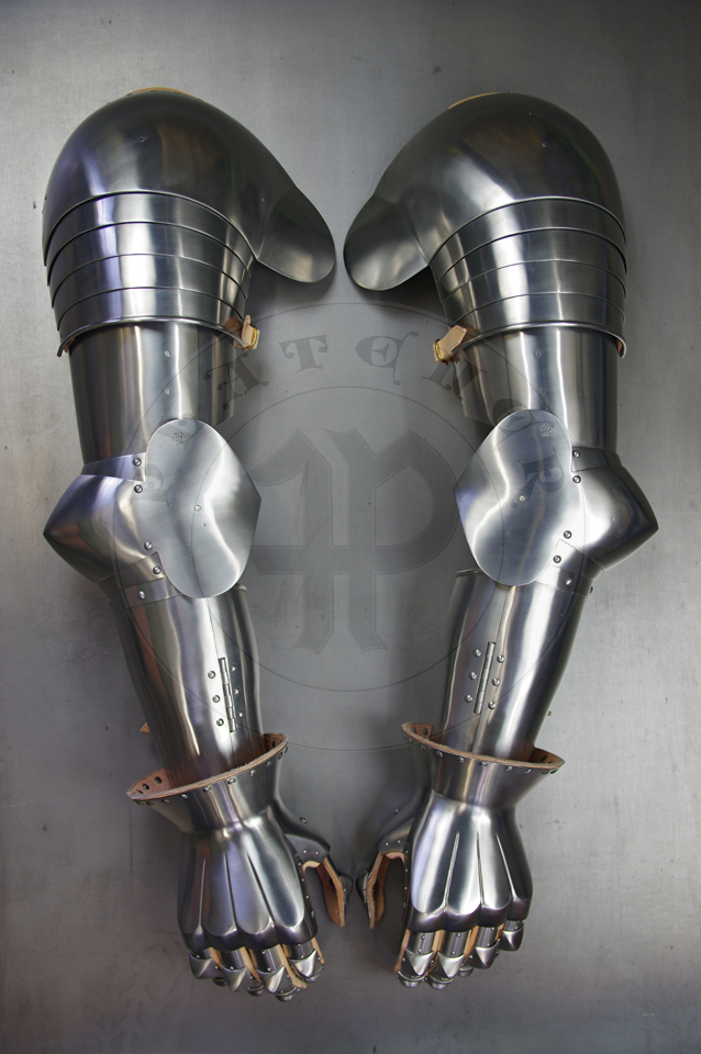 Early XV c. arm harness with separated spaulders which were inspired by depicts from Altarpiece of St. George, dated for first quarter of XV c., currently in Victoria and Albert Museum. Material: medium carbon steel heat hardened and tempered up to 42 HRC./ Wczesno XV wieczne osony rk z osobnymi naramiennikami zainspirowane przedstawieniami z otarza w. Jerzego datowanego na pierwsz wier XV wieku, obecnie w Vicotria and Albert Museum w Londynie. Materia: stal redniowglowa hartowana i odpuszczana do 42 HRC.